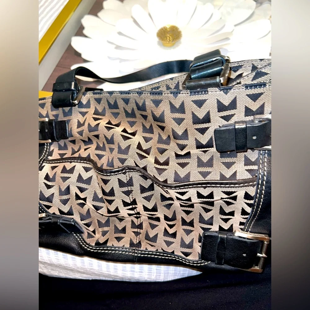 MICHAEL KORS: Signature Black/Cream Tote purse